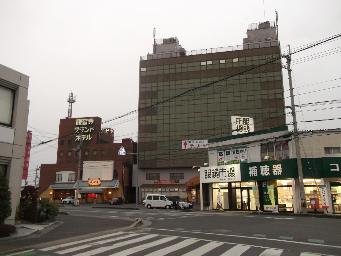 �ω����r�� �e�i���g��W�� ���� �ω����O�����h�z�e�� �Ɓ@��̒��� �E�́A�ዾ�s�� ���s�{�������s�̌� ���u�Ѝ��Z�ʐ^������ ���c�^�m�F�i�܂����܂����j�搶���B�e