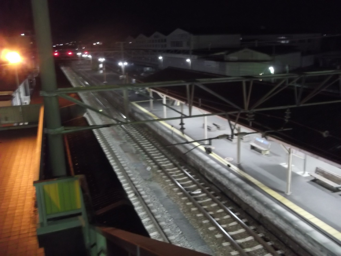 JR�ω����w�̃v���b�g�z�[���𗤋�����B�e�B ���s�{�������s�̌� ���u�Ѝ��Z�ʐ^������ ���c�^�m�F�i�܂����܂����j�搶���B�e