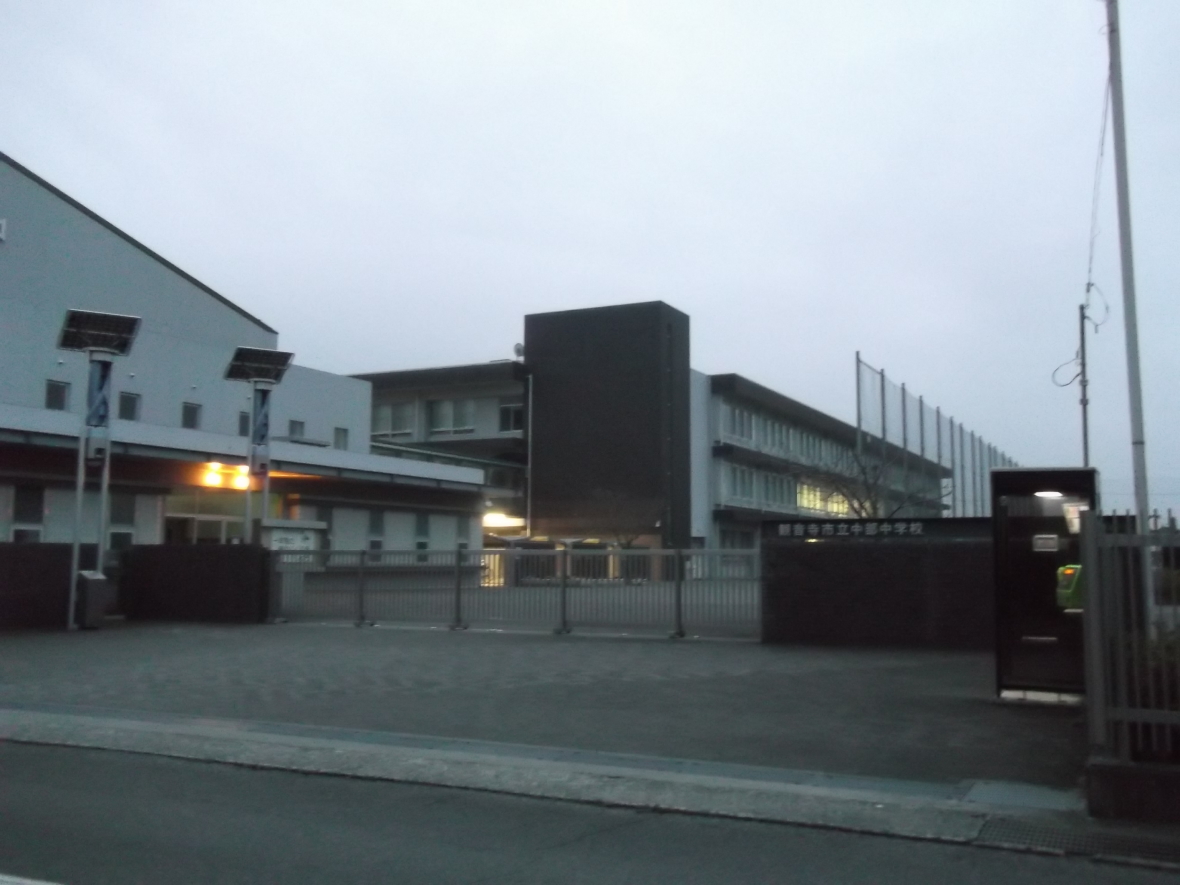 �ω����s���������w�Z ��768-0040 ���쌧�ω����s�o�c���b1237 �d�b�ԍ��F0875-25-3622 http://chuubu-jh.city-kanonji.ed.jp/ ���s�{�������s�̌� ���u�Ѝ��Z�ʐ^������ ���c�^�m�F�i�܂����܂����j�搶���B�e