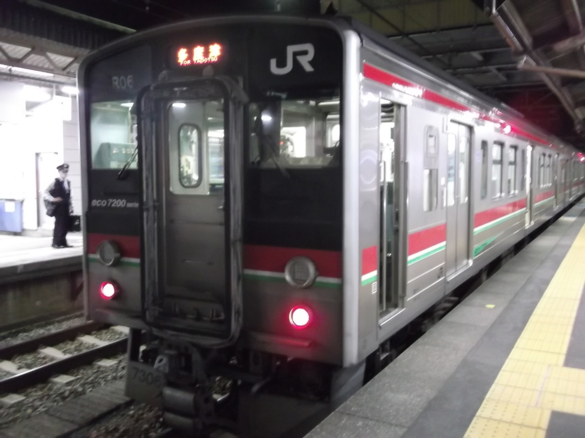 JR�ω����w2�Ԑ��ɒ�Ԓ��̑��x�Éw�s��ECO7200�V���[�Y7306���B20��52�����B ���s�{�������s�̌� ���u�Ѝ��Z�ʐ^������ ���c�^�m�F�i�܂����܂����j�搶���B�e